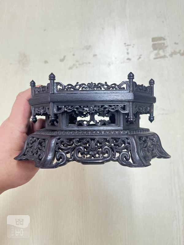 紫檀透雕卷草纹供台 - 图5
